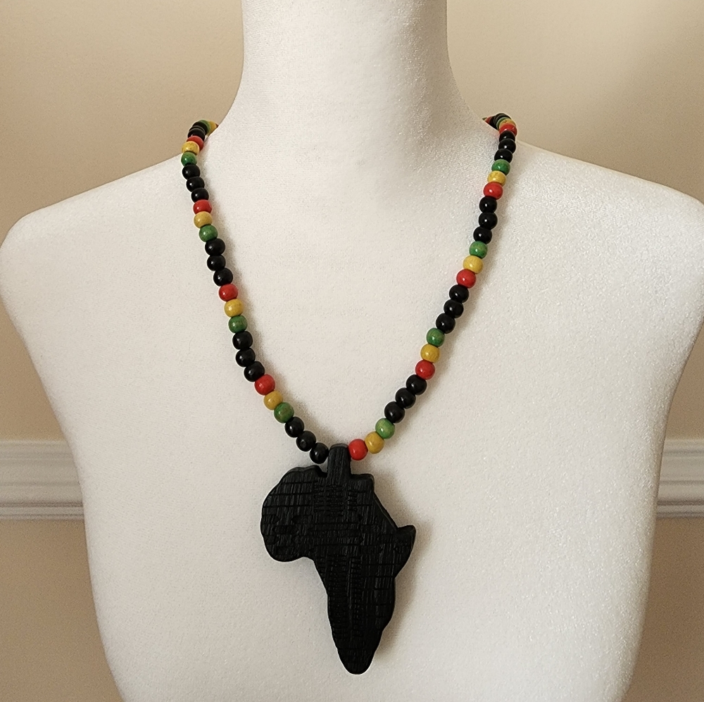 NWT Africa medallion necklace